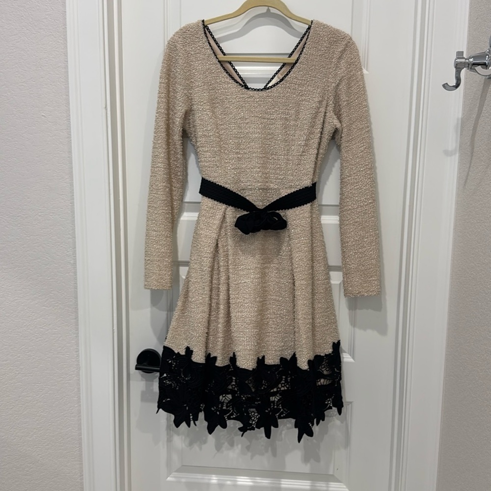 Medium. Ivory and black dress.  Lace. Belt with flower.  Very nice.
